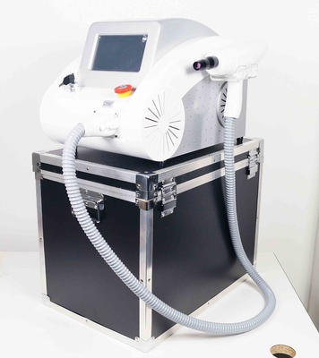 Nd Yag Q schaltete Laser-Tätowierungs-Abbau-Maschine 1064nm 532nm 1320nm